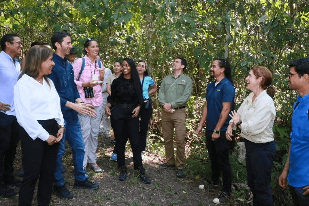 Integrantes de la ATP y de la Fundación Avifauna visitan el sitio de construcción del proyecto.